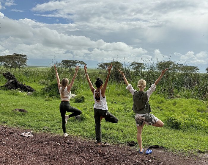 Yoga in der Wildnis Tansanias üben