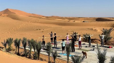 Gemeinsam Yoga üben in der Wüste