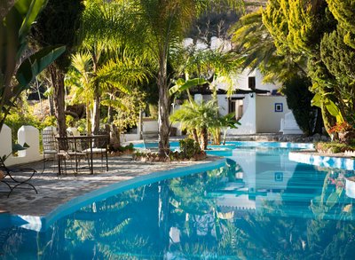 Erfrischung nach dem Yoga: perfekt eignet sich dafür der Pool des Castillo San Rafael in Andalusien