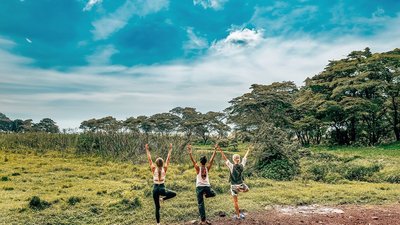 Yoga in der weiten Landschaft Tansanias