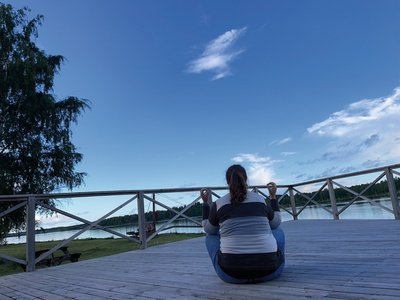 Üben Sie Yoga mit Blick auf den Fluss