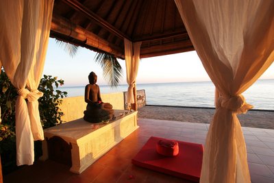 Üben Sie mit Blick auf das Meer Yoga und Meditation im Pavillion des Bali Mandalas