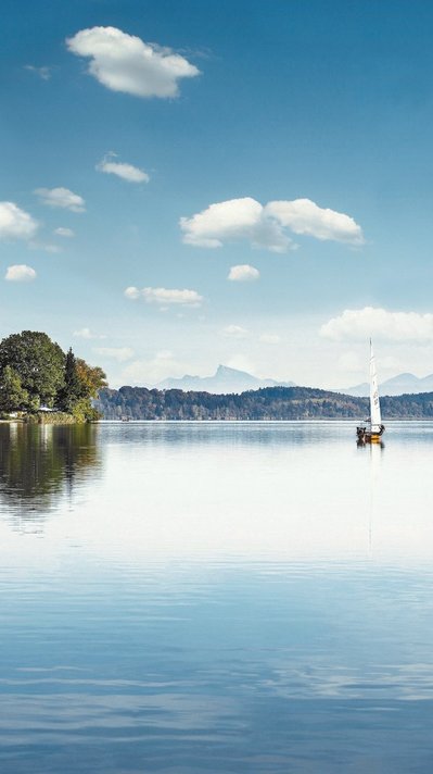 Der Waginger See mit Blick auf die Berglandschaft