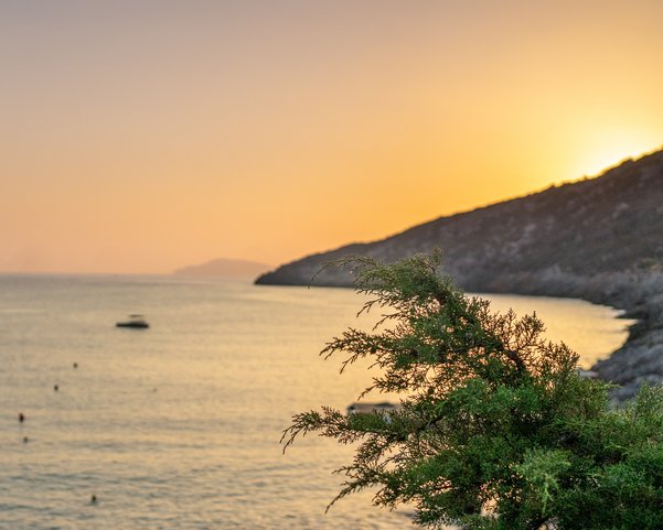 Das Meer in Griechenland bei Sonnenuntergang