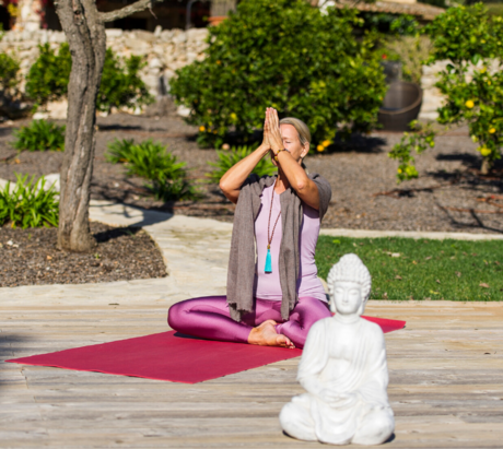 Meditierende Frau auf Yogamatte