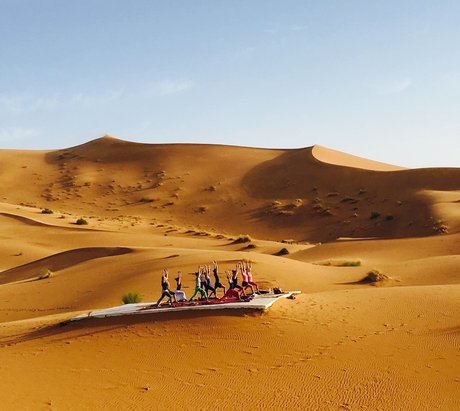 Yoga in der Wüste von Marokko