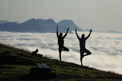 Vom Hotel aus können Sie wunderschöne Wanderungen unternehmen und dabei Yoga über den Wolken üben