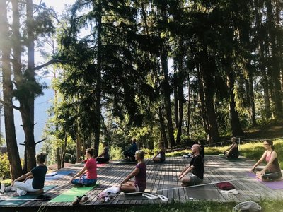 Mit der Ruhe des Waldes lässt sich Yoga am Besten praktizieren 
