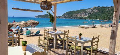 Entspannen Sie in der Bucht Agios Georgios