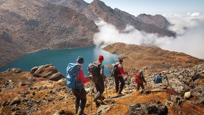 Wandergruppe in den Bergen Nepals