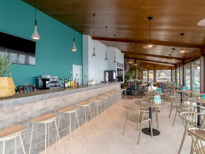 Getränke und Snacks können Sie in der modernen Bar genießen. 