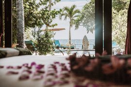 Vom Bett aus den Blick auf den Ozean genießen