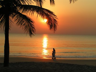 Genießen Sie den faszinierenden Sonnenuntergang am langen Sandstrand