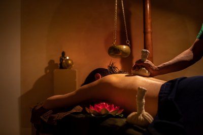 Die wohltuenden Massagen mit Kräuterstempel erfahren Sie während Ihres Aufenthaltes im Sathya Ayurveda Hotel
