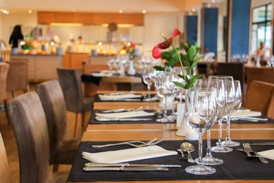 Essen Sie elegant und stilvoll im Ondamar Restaurant. 