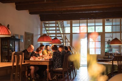 Gemeinsame vegetarische Köstlichkeiten genießen