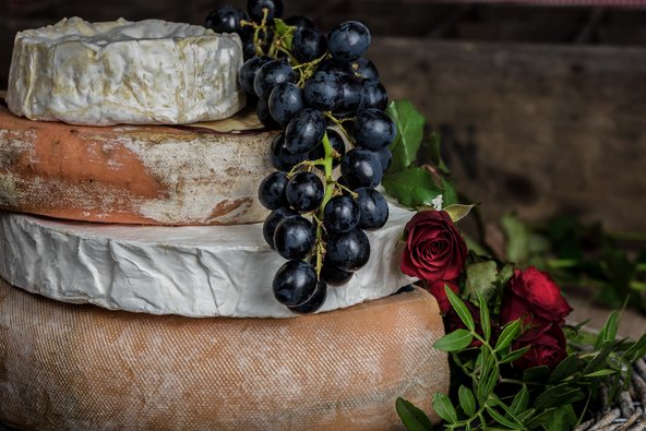 Brie, Trauben und Rose