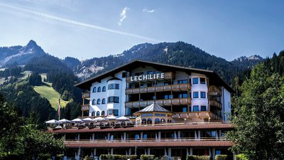 Das rustikale Naturhotel Lechlife in Tirol läd Sie zum Yoga Urlaub ein 