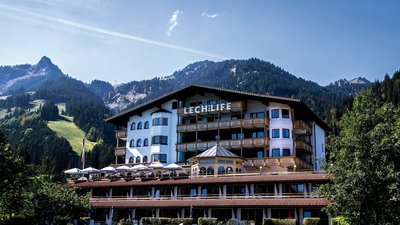 Das rustikale Naturhotel Lechlife in Tirol läd Sie zum Yoga Urlaub ein 