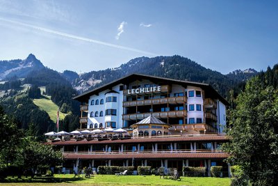 Das rustikale Naturhotel Lechlife in Tirol läd Sie zum Yoga Urlaub ein 