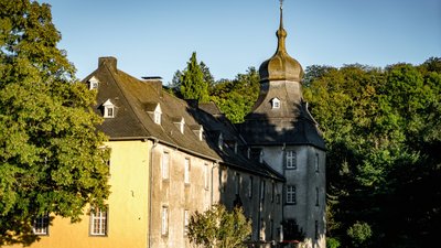 Das Schloss Melschede liegt umgeben von Buchenmischwäldern in einem weiten Tal im Sauerland Das Schloss Melschede liegt umgeben von Buchenmischwäldern in einem weiten Tal im Sauerland