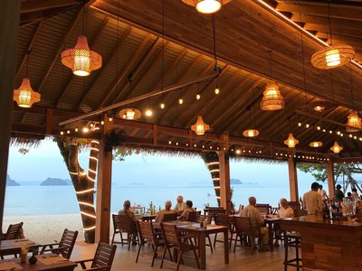 Abends nehmen Sie im Sunset Restaurant mit Meerblick Platz