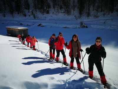 Die Yogagruppe in Tirol hat Spaß im Schnee bei ihrer Schnee-Wanderung