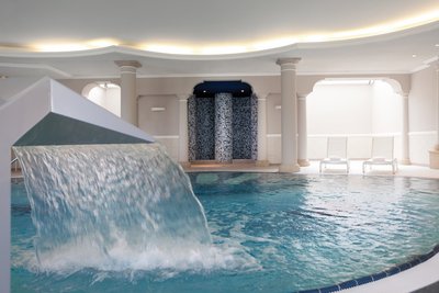Gönnen Sie sich zwischen den Yoga-Einheiten Entspannung im Indoor-Pool