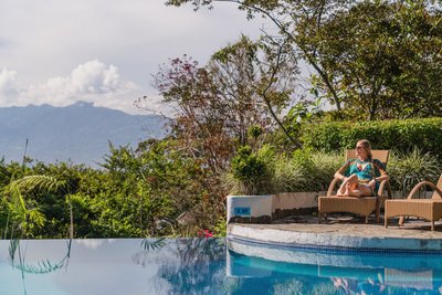 Nehmen Sie ein Sonnenbad auf den Liegestühlen am Pool