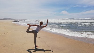 Üben Sie Yoga an Portugals langen Sandstränden