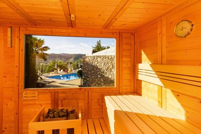 Die solarbetriebene Sauna mit Blick in die Weite der Landschaft
