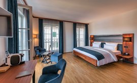 Das geräumige Doppelzimmer mit Blick über den Bodensee