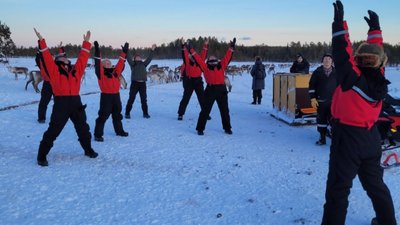 Gemeinsam im Schnee Yoga üben