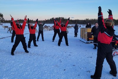 Gemeinsam im Schnee Yoga üben