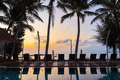Genießen Sie den Sonnenuntergang von Koh Samui aus dem Pool des Samahita Retreats