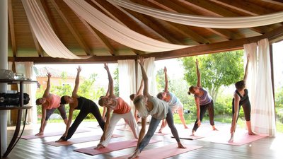 Beim Yogaüben im Hotel Galanias kräftigen und dehnen Sie Ihren gesamten Körper.
