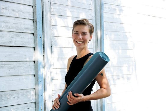 NEUE WEGE Yogalehrerin Linda Kirchgessner NEUE WEGE Yogalehrerin Linda Kirchgessner