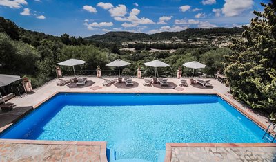 Drehen Sie Ihre Bahnen im erfrischenden großen Pool