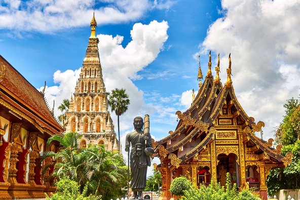Farbliche Tempel und eine Götter Skulptur in Thailand