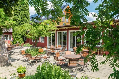 Genießen Sie die Sonne auf der schönen Terrasse im Garten des Hotels