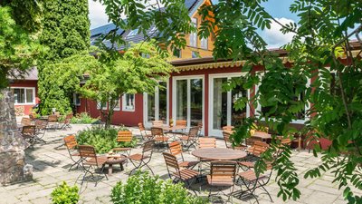 Genießen Sie die Sonne auf der schönen Terrasse im Garten des Hotels