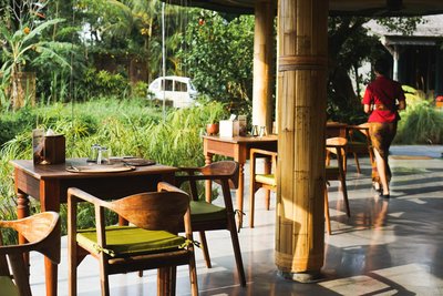 Essen mitten in den Reisfeldern des Arya Arkananta