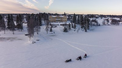 Mit dem Schneemobil durch das winterliche Schweden