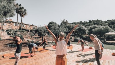 Sie genießen tägliche Yoga-Einheiten in der Yoga-Halle oder auf der Außenplattform