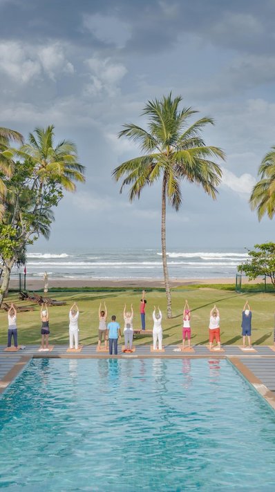 Yoga Übungen mit Blick auf das Meer