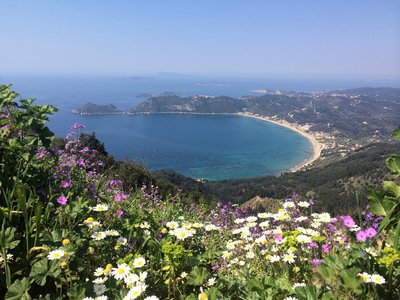 Die malerische und ruhige Bucht Agios Georgios Pagi 