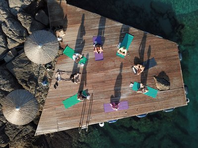 Entspannen Sie bei einer Yoga-Session auf der Plattform direkt am Wasser