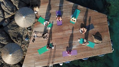 Entspannen Sie bei einer Yoga-Session auf der Plattform direkt am Wasser