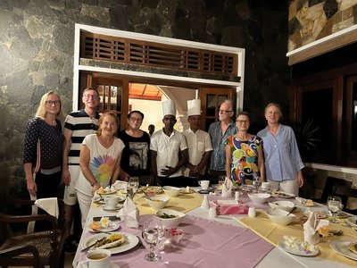 Gemeinsam in der Gruppe das Abendessen genießen