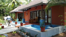 Die Cottages des Poovar Island Resorts sind mit TV, Telefon und moderne Bäder ausgestattet